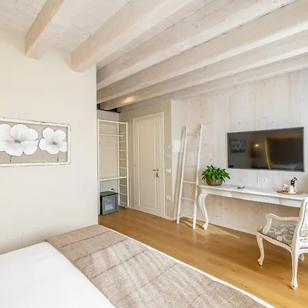 Borghetto San Biagio Relais 4* ティエーネ