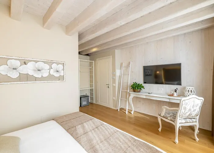 Borghetto San Biagio Relais 4* ティエーネ